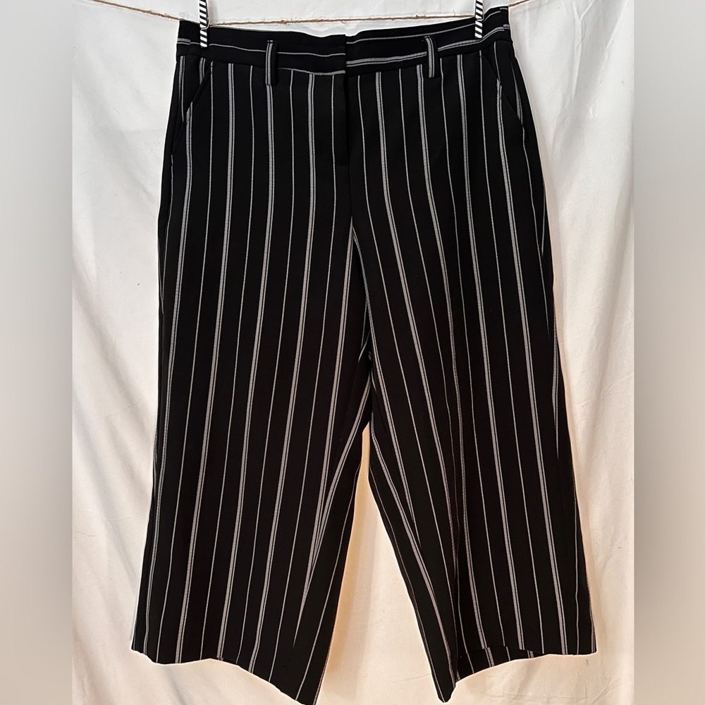 APT. 9 Black with white stripes Wide Leg Capri Pants. Size XL.